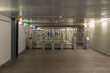 838471 Gezicht in de Noordertunnel onder Station Utrecht Centraal, afgesloten met elektronische toegangspoortjes, ...